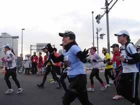 ★英恵ちゃんの初フル完走！青トラメンバーも応援！東京マラソン2012★